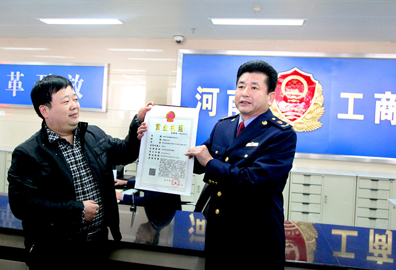 2014年3月3日河南省工商局副局长李建国颁发全省首张新版营业执照