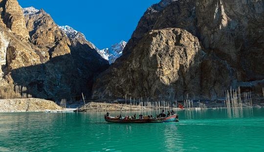 2015年1月15日，摆渡船在巴基斯坦北部洪扎地区堰塞湖上通行。喀喇昆仑公路贯通后，交通将十分便捷