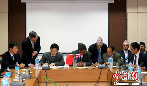 中国与尼泊尔签署经济技术合作协定