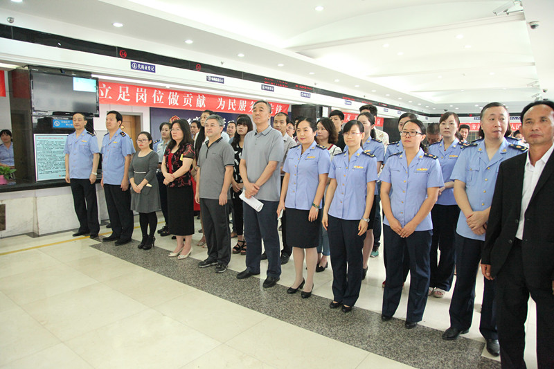 郑州市工商局颁发全市首张“三证合一、一照一码”营业执照