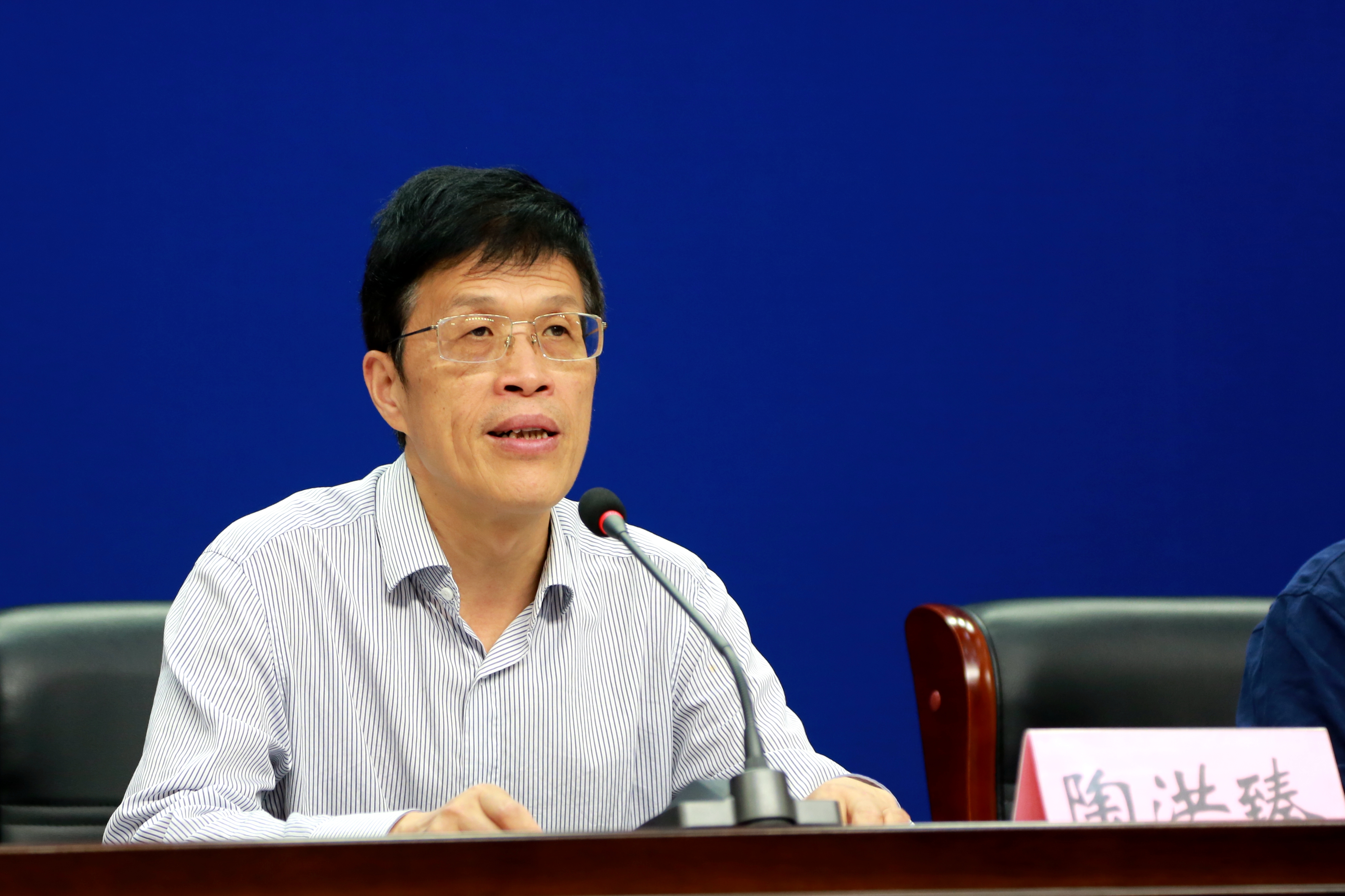 省工商局党组成员、副局长陶洪臻通报相关情况并回答记者提问